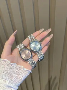 Primer plano de dos relojes IBSO para mujer en acero con esferas rosa y plateada.