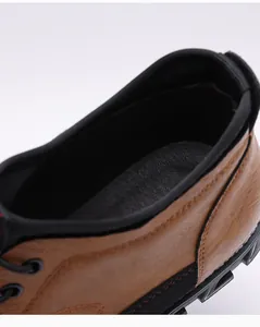 Close-up detail van bruine herenboots met focus op lederstructuur en de binnenkant