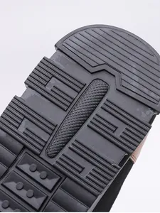 Gedetailleerd overzicht van de antislip rubberen buitenzool voor herenlaarzen