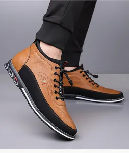 Detailweergave van stijlvolle bruine herenboots met hoge zool en zwarte contrastdetails.