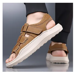 Vue détaillée de sandales marron pour hommes avec semelles épaisses de couleur crème pour l'été