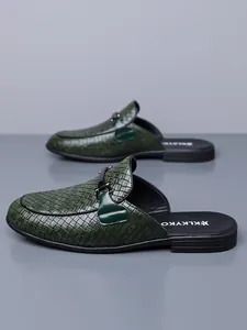 Detailweergave van de donkergroene geweven herenloafers met een metalen gesp-accent.
