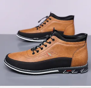 Gedetailleerd zijaanzicht van bruin lederen high-top herenschoenen met zwarte accenten