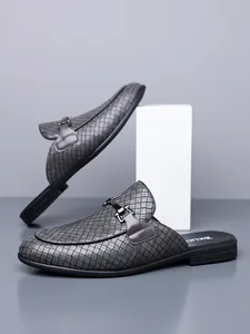 Detailweergave van de stijlvolle grijze geweven herenloafers met een metalen gesp