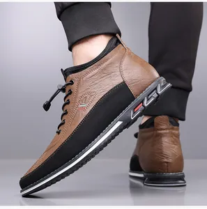 Gedetailleerd beeld van stijlvolle bruin-zwarte heren boots met lederen textuur