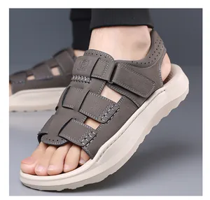 Détail latéral de sandales décontractées en cuir marron pour hommes au design tissé