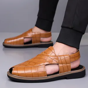 Detailaufnahme von braunen Herren-Sandalen aus Leder mit Krokodil-Struktur im Römerstil