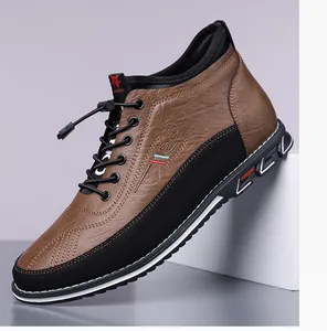 Gedetailleerde zijaanzicht van bruine heren casual boots van leer met textuur
