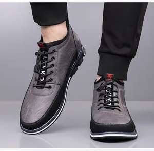 Detailopname van de casual herensneakers met geborduurde letters en leertextuur.