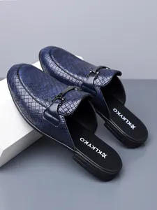 Detailopname van blauwe heren loafers zonder hiel met een geweven lederen textuur.