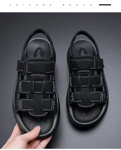 Vue détaillée de sandales de plage noires flexibles avec coutures blanches et semelle souple