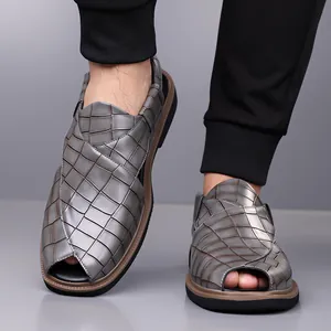 Detailansicht der grauen Herren-Sandalen mit Krokodilprägung im römischen Stil