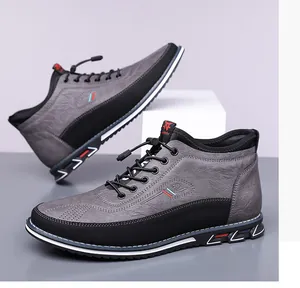 Detailweergave van stijlvolle grijze en zwarte hoge casual herenschoenen met platte zool