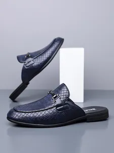 Gedetailleerd overzicht van de heren pantoffels van blauw gevlochten leer met gesp