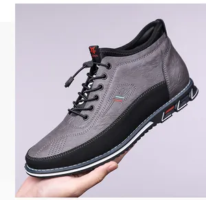 Detailweergave van grijze en zwarte hoge casual herenschoenen met getextureerd leren bovenwerk