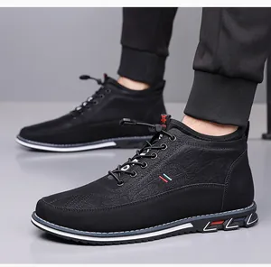 Detailweergave van zwarte heren high-top casual boots met stijlvol borduursel
