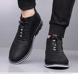 Gedetailleerd overzicht van zwarte heren high-top vrijetijdsschoenen met veters.