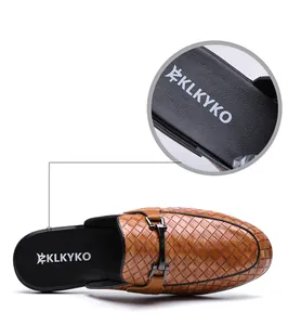 Detailweergave van de bruine leren muil met vlechtpatroon en KLKYKO-logo-opdruk