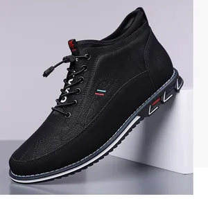 Close-up detail van zwarte casual herenschoenen met leertextuur en geborduurde details