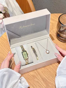 Gros plan d'un coffret montre vintage dorée et bijoux avec cadran vert élégant