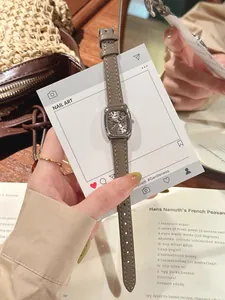 Detalle del reloj retro cuadrado con esfera de leopardo y correa de color topo