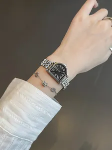Elegante reloj tank vintage plateado para mujer con números romanos en esfera negra