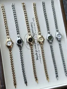 Vue détaillée de plusieurs montres à quartz rétro avec bracelets en métal doré et argenté