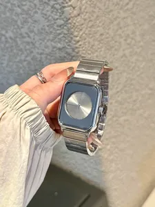 Vue détaillée de la montre à quartz carrée en argent GUOU au poignet d'une femme