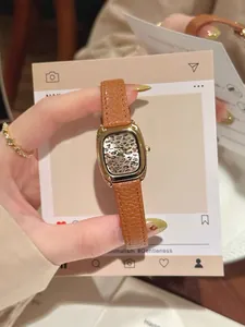 Detalle de reloj cuadrado retro con estampado de leopardo y correa de cuero marrón