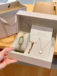 Coffret cadeau montre or vintage avec bracelet et collier dans une boîte élégante