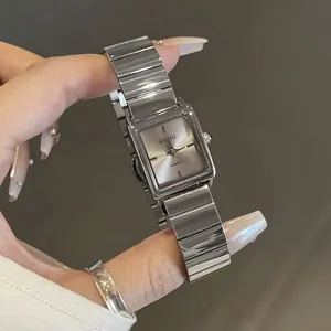 Reloj de cuarzo cuadrado plateado minimalista con correa de eslabones metálicos