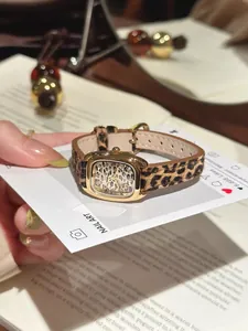 Detalle de la correa con estampado de leopardo y caja cuadrada dorada de este reloj retro.