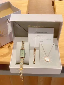 Coffret cadeau de bijoux élégant avec montre vintage dorée, bracelet et collier.