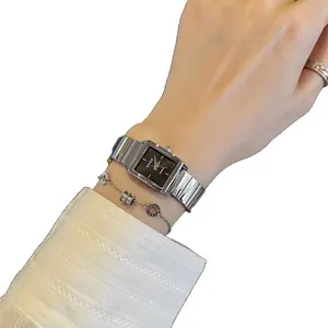 Elegante reloj de cuarzo cuadrado minimalista GUOU con correa de metal plateado en la muñeca.
