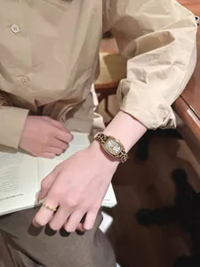 Detalle de un reloj de cuarzo vintage cuadrado con estampado de leopardo en la muñeca