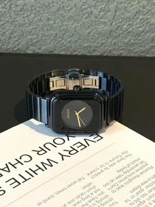 Gros plan sur la montre à quartz GUOU carrée noire avec bracelet en acier inoxydable