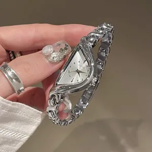 Reloj de Mujer de Media Luna Asimétrica Vintage Retro Moda Plata Cadena de Metal Cuarzo Analógico Elegante Reloj de Vestir