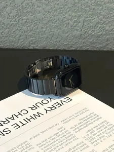 Détail rapproché de la montre à quartz GUOU pour femme avec bracelet en métal noir