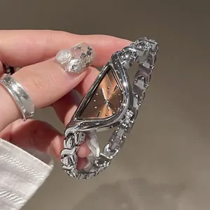 Reloj de cuarzo GUOU para mujer con esfera triangular marrón y correa plateada