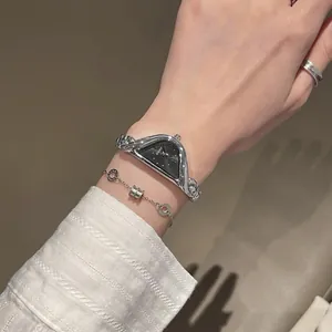 Elegante reloj de cuarzo GUOU para mujer en plata con forma de media luna y esfera negra