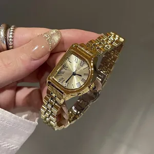 Elegante reloj de pulsera vintage dorado para mujer con caja tonneau y números romanos