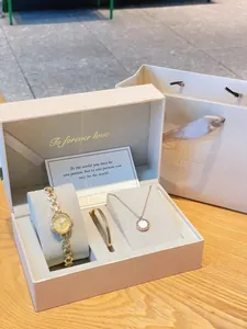 Montre dorée vintage avec collier et bracelet assortis dans un coffret cadeau de luxe