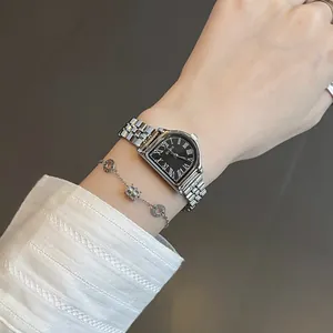 Elegante reloj vintage plateado para mujer con esfera negra y marcadores de números romanos