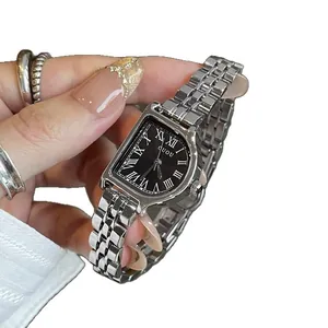 Reloj de pulsera vintage plateado para mujer con esfera negra y números romanos