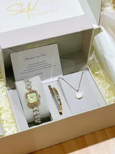 Coffret cadeau de luxe avec montre dorée et bijoux élégants pour une occasion spéciale