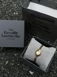 Élégante montre à quartz dorée vintage pour femme dans son coffret cadeau gris luxe.