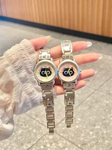 Vue détaillée de deux montres argentées avec des cadrans de chat de dessin animé mignons.
