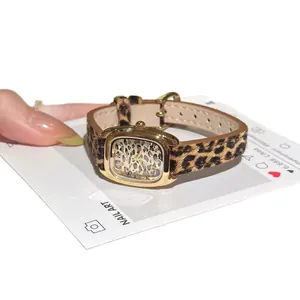 Reloj cuadrado vintage para mujer con estampado de leopardo y acabado dorado de lujo