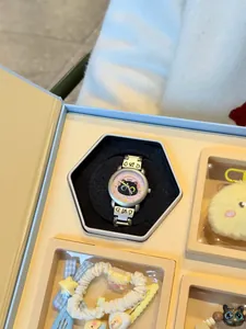Vue détaillée d'un joli coffret cadeau montre chat pour filles avec accessoires de cheveux