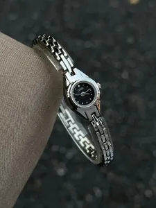 Vue détaillée d'une montre à quartz GEDI vintage en argent pour femme cadran noir